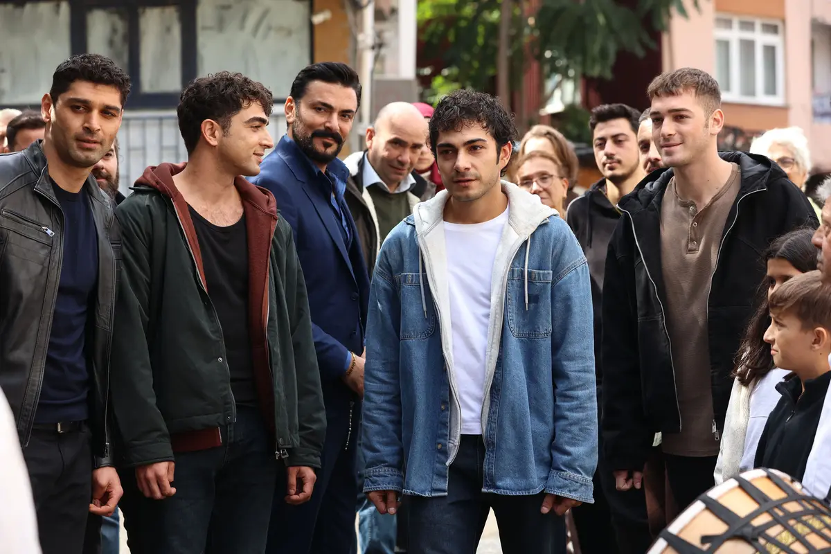 17. bölümden bir sahne: Emir'in yaşadığı haberinden sonra mahallede yasın yerini davullu zurnalı bir kutlama alıyor.