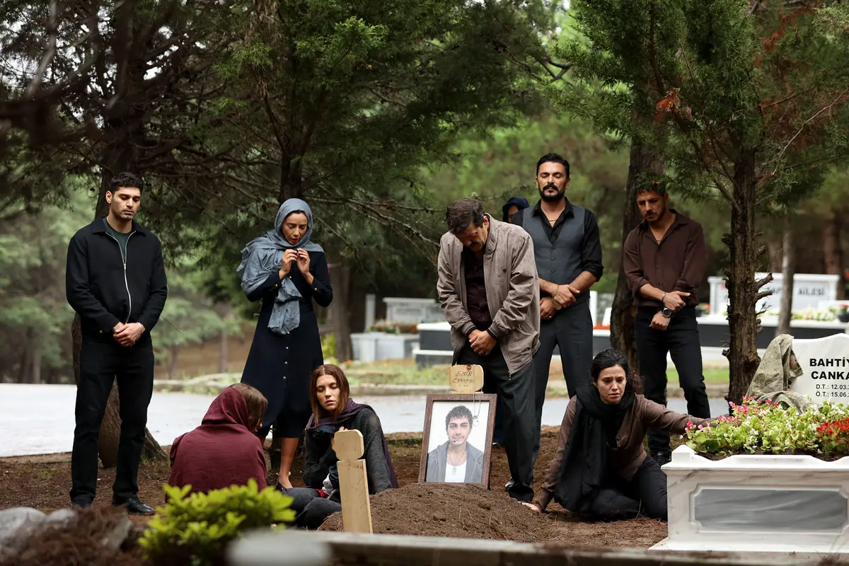 16. bölümden bir sahne: Bayram ve Galip umutla çocuklarını ararken onların mezarını buluyor.