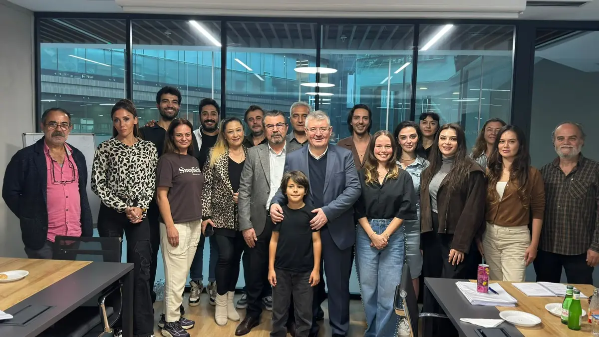 Asiye dizisinin başrol oyuncularını tanıtan haberde yer alan ikinci fotoğraf.