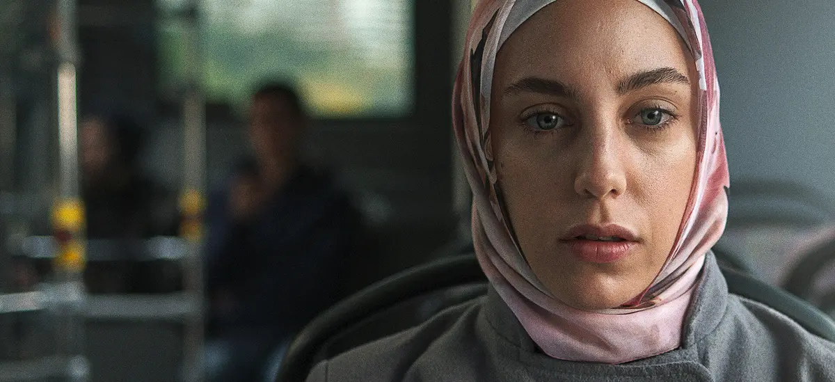 Netflix'in resmi dizi sayfasının üst kısmında kullanılan büyük tanıtım görseli.