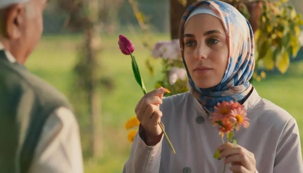 Dizinin karakterlerinin söyledikleriyle düşündükleri arasındaki uçurumu anlatan paragrafın ardından yer alan bir sahne fotoğrafı.