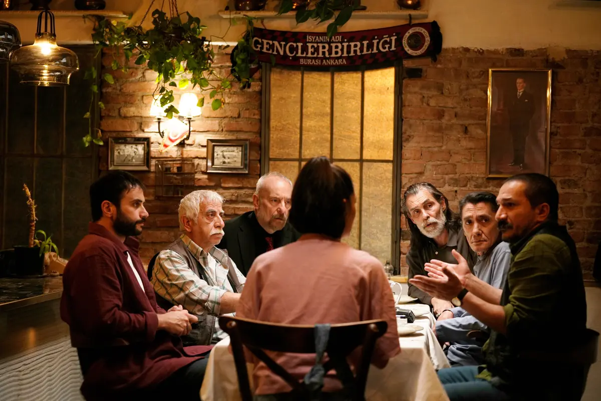 HBO Max'in paylaştığı 4. sezon ilk karelerinden biri; sayfada görselin içeriğini anlatan bir açıklama yok.