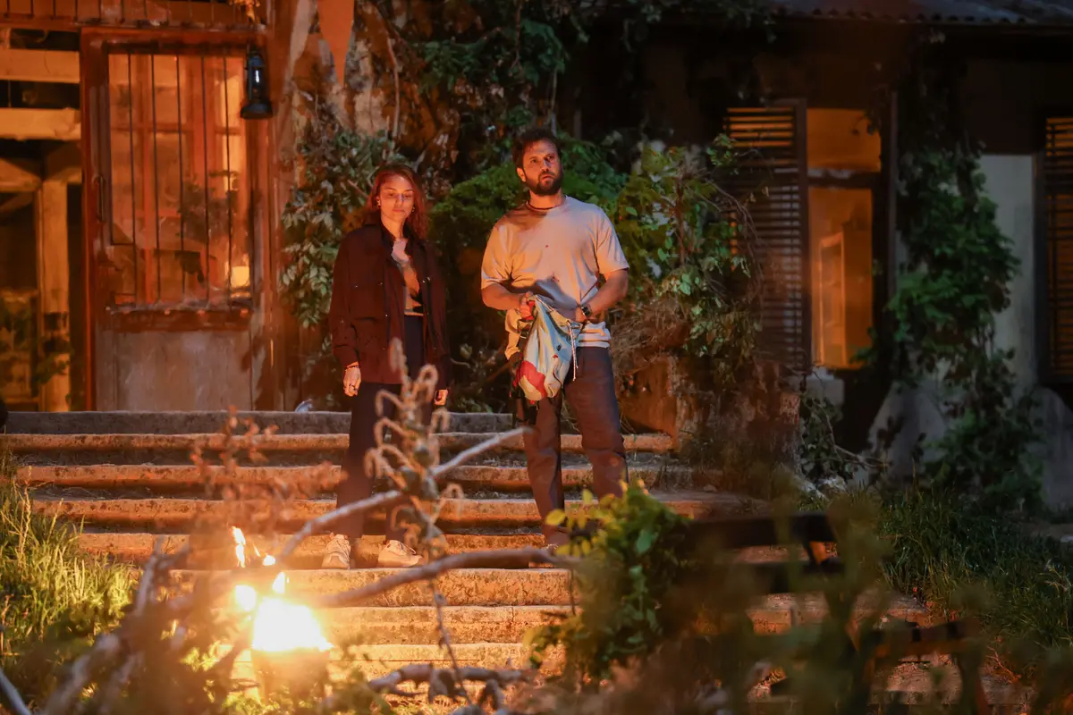 Dizinin setinden Netflix'in paylaştığı ilk karelerden biri; görsel incelenemedi, sahne içeriği doğrulanmadı.