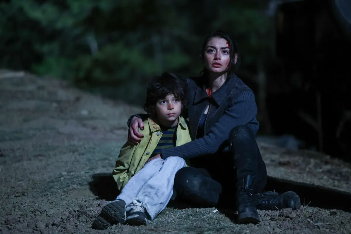 Dizinin çekimlerinden Netflix kaynaklı bir set fotoğrafı; görsel incelenemedi, sahne içeriği doğrulanmadı.