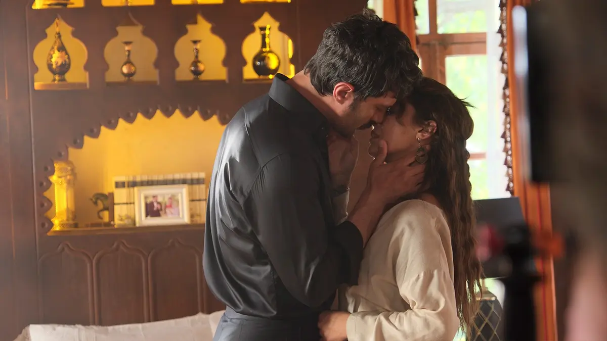 Dizide Yıldız ile Serhat'ın romantik bir sahnesinden kare.