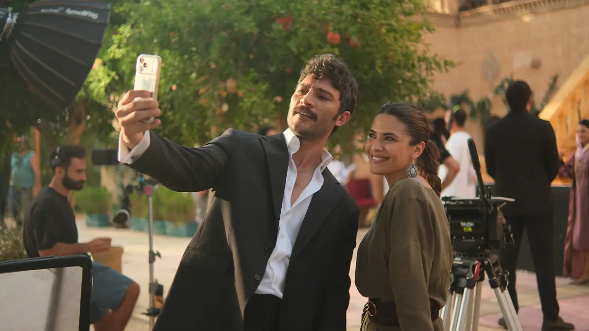 Dizinin iki başrol oyuncusunun kamera arkasında çektiği bir selfie.