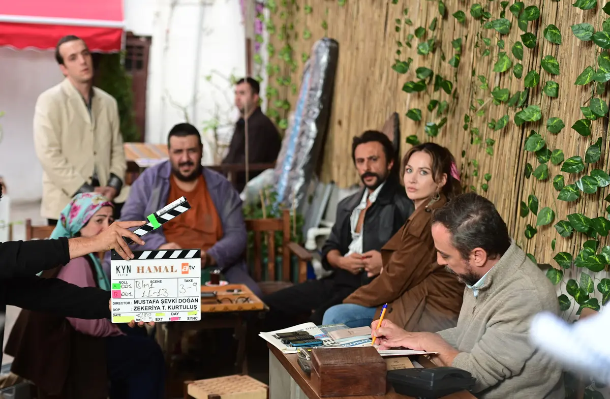 Dizinin oyuncularını setin ilk gününde gösteren galeri fotoğrafı.
